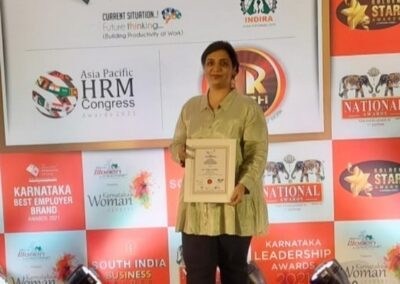 Dr Pooja Nagpal receives best teacher award in HR Management